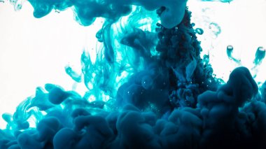 Suda mürekkep. Soyut arkaplan. Suda dönen mürekkep. Sudaki mürekkep beyaz arkaplanda izole edilmiş. Suda mavi mürekkep.