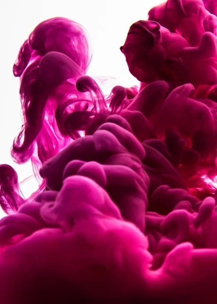 Цветовая Капля Воде Сфотографирована Движении Розовые Чернила Воде Изолированы Белом — стоковое фото