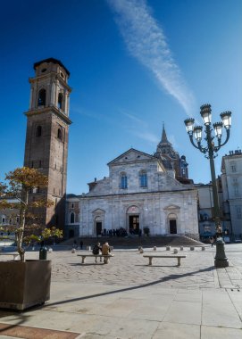 Torino Katedrali (Duomo di San Giovanni Battista) ve tarihi çan kulesi ön plandaki kemer tarafından çerçevelenmiştir..