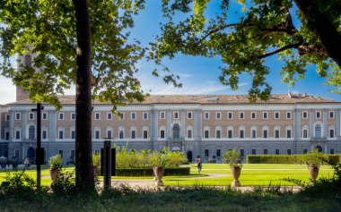 Bahçe Ağaçları Tarafından Çerçevelenmiş Torino Kraliyet Sarayı