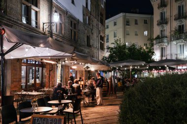 İtalya, Torino 'da bir açık hava restoranında akşam yemeği sahnesi