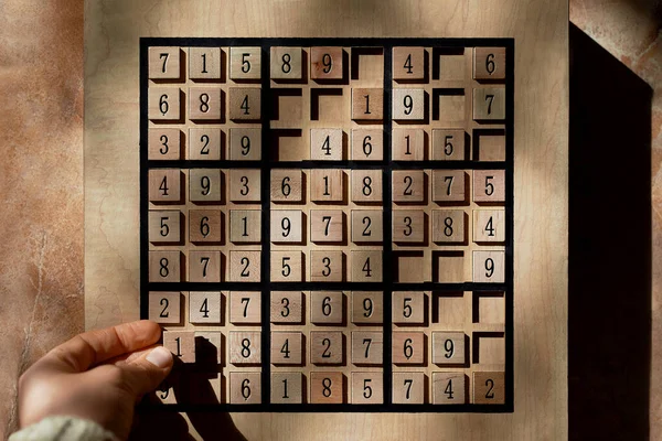 Yapboz stoğu fotoğrafı ile Sudoku oyun tahtasında oynanıyor