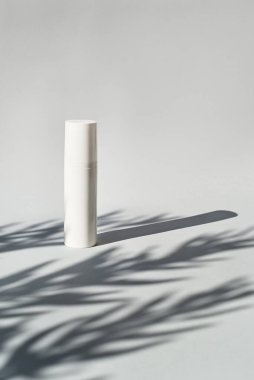 Beyaz arka planda gölgeli plastik şişe modeli.