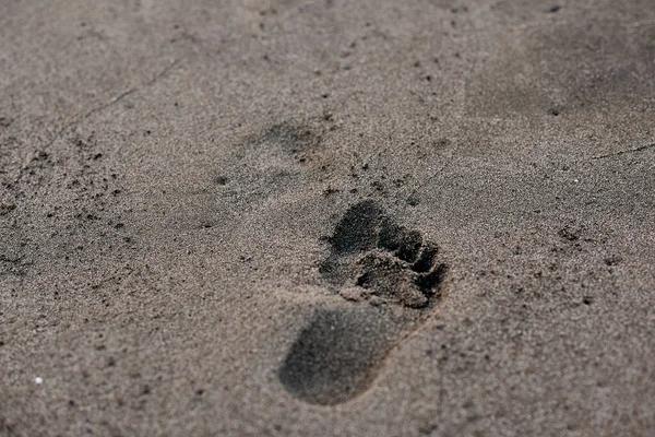 Fußabdruck im Sand in grauer Farbe, horizontales Bild — Stockfoto