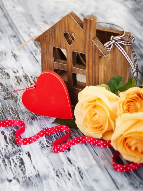 güzel güller ve kırmızı kalp