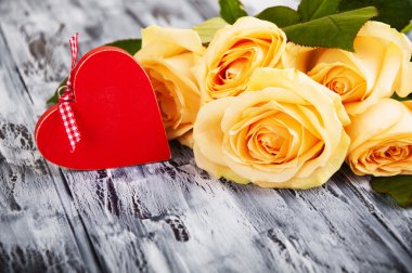 güzel güller ve kırmızı kalp