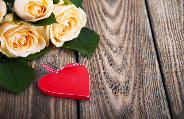 Roses and red heart — Stock Photo, Image