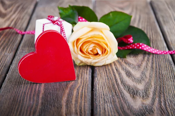 장미와 붉은 심장 — 스톡 사진
