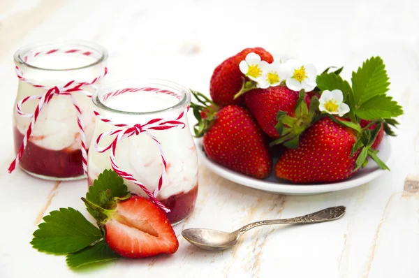 딸기 요구르트 — 스톡 사진