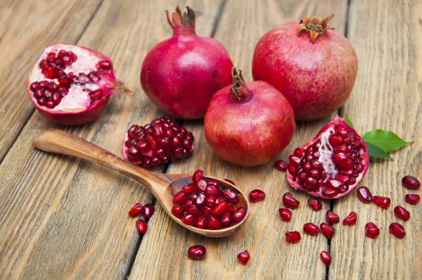 Frischer roter Granatapfel — Stockfoto