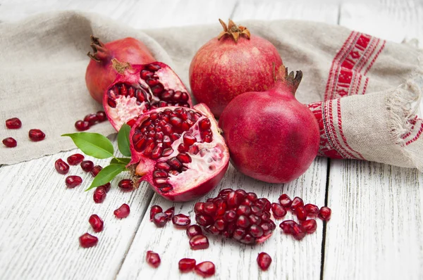 Frischer roter Granatapfel — Stockfoto