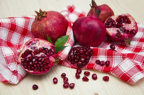 Fresh red pomegranate — Stock Photo, Image