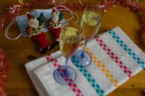 Konzept Von Weihnachten Und Neujahr Mit Coronavirus Champagnergläser Auf Einem — Stockfoto