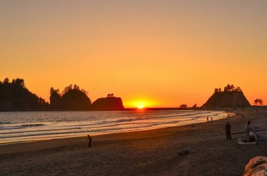 Washington sahilindeki nefes kesici LaPush Sahili 'nde gün batımı. Olimpiyat Ulusal Parkı 'na komşu..
