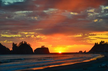 Washington sahilindeki nefes kesici LaPush Sahili 'nde gün batımı. Olimpiyat Ulusal Parkı 'na komşu..