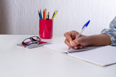 Defterde yazan güzel fotoğrafçı kız, kaliteli fotoğrafçılık, sadece eller.