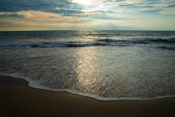 Prachtig Zeegezicht Met Blauwe Bewolkte Lucht Tropisch Strand Met Bewolkte — Stockfoto