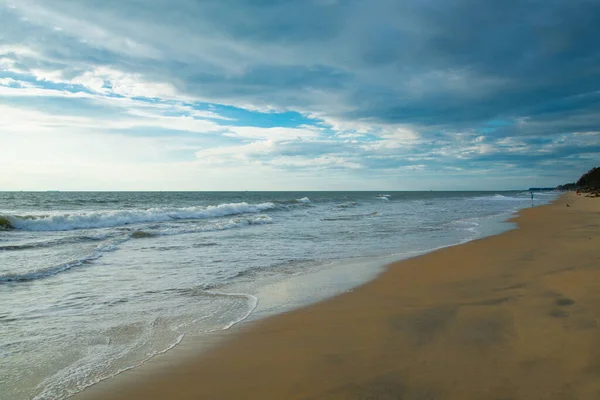 Piękny Widok Plażę Oceanu Zachmurzonym Niebem Kopia Tropikalna Plaża Zachmurzonym — Zdjęcie stockowe