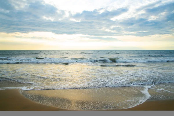 Krásná Pláž Západem Slunce Tropická Pláž Oblačným Nebem Příroda Fotografie — Stock fotografie