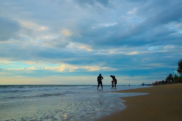 Kerala Índia Dezembro 2020 Família Desfrutando Férias Praia Cherai Beach — Fotografia de Stock