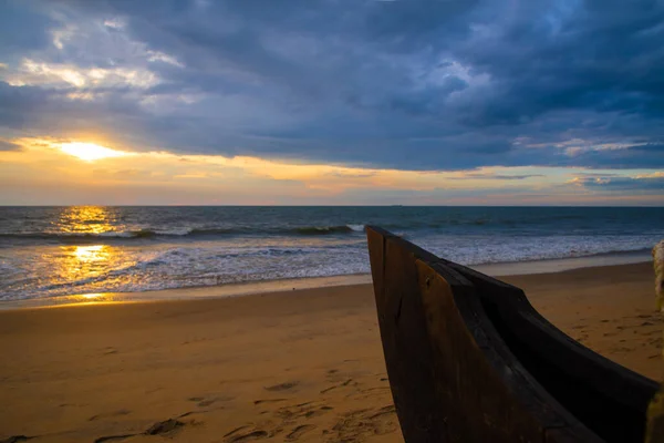 Houten Vissersboot Zonsondergang Strand Zonsondergang Het Strand Van Het Meer — Stockfoto