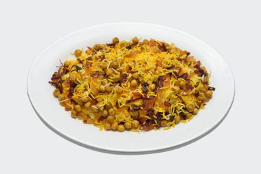 Nohut biryani seramik tabakta servis edilir, buğulanmış sarı pirinçli nohut pişirilir.