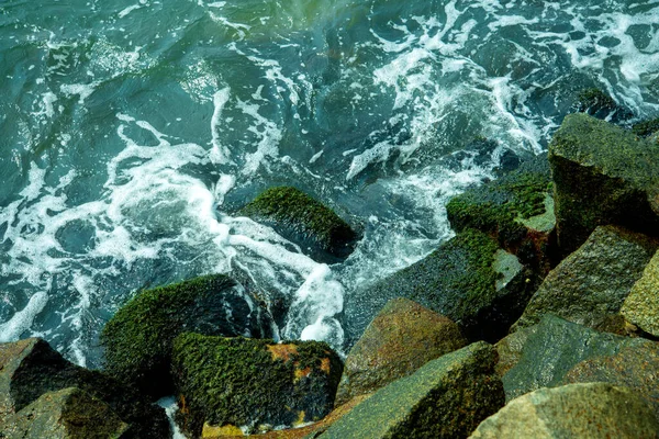 岩の上で波がクラッシュし 岩の上のビューで波がクラッシュし 美しい自然写真 — ストック写真