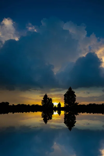 Espejo Naturaleza Fotografía Silueta Árboles Durante Puesta Del Sol Aire — Foto de Stock