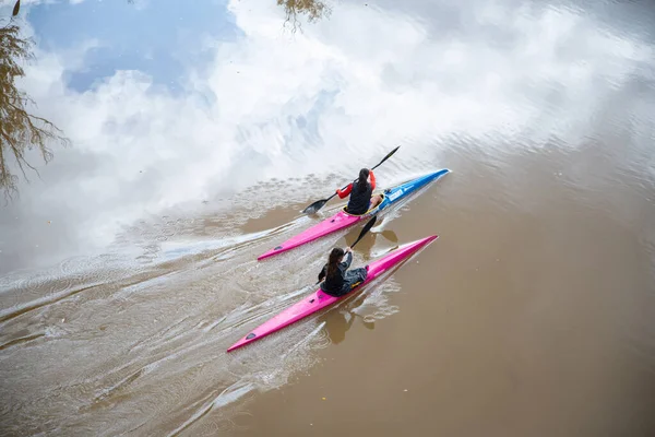 Valladolid España Octubre 2020 Dos Chicas Están Montando Kayak Rosa —  Fotos de Stock