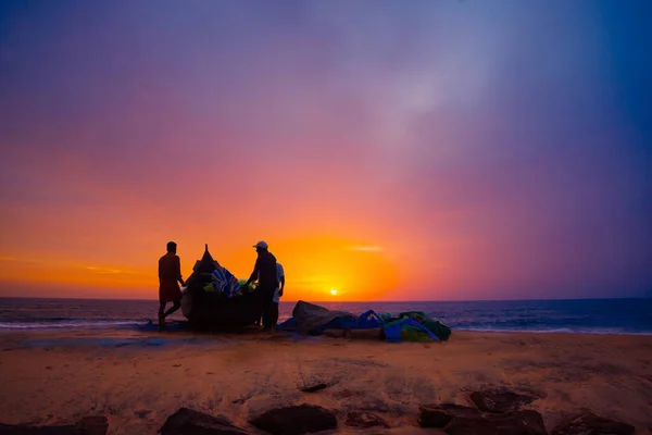 Люди Стоять Дерев Яним Рибальським Човном Пляжі Під Час Заходу — стокове фото