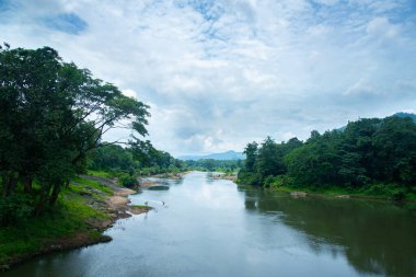Güzel bir tropikal yağmur ormanında akan nehir, güzel bir nehir manzarası fotoğrafı.