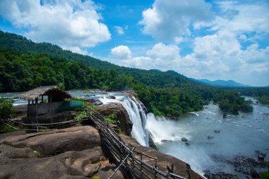 Hindistan 'da Athirapally şelaleleri, Kerala Hindistan' da Athirapally şelaleleri, Güzel şelale manzarası fotoğrafçılığı Athirapally Kerala Hindistan, yağmur ormanlarında güzel şelale