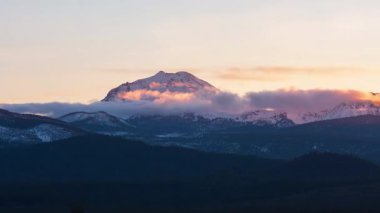 Lassen Dağı ve Kaos Kayalıkları 'nın Günbatımı Hızı. Kaliforniya, Lassen County 'deki Hat Creek Rim' de gün batımında kaybolan akşam ışığında yakalandı..