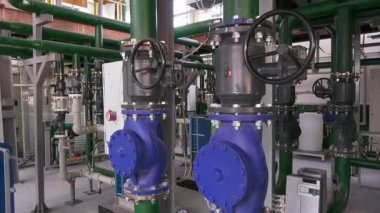 İçerideki mini kazan dairesi: vanalı borular, kapatma vanaları, basınç sensörleri. Termal enerjinin üretimi ve taşınımı.