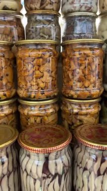 Raftaki kavanozlarda farklı mantar çeşitleri var. Orman, diyetteki yabani mantarlar.