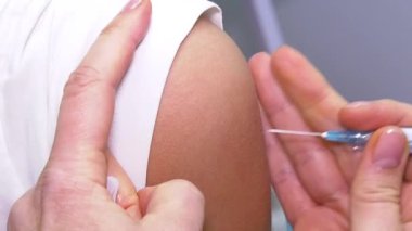 Doktor kızı papillomavirüse karşı aşılıyor. Gençler için aşı takvimi. Tehlikeli hastalıkların önlenmesi.