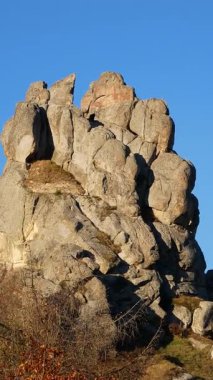Sonbaharda mavi gökyüzünün arka planına karşı Karpatlar 'da yüksek taştan bir dağ. Tustan Kalesi.