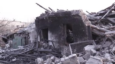 Ukrayna 'daki bir hava saldırısından sonra yanmış bir ev. Bir ev yerine, bir yığın inşaat atığı var. Savaş sırasında Ukrayna şehirlerinin tahrip edilmesi.
