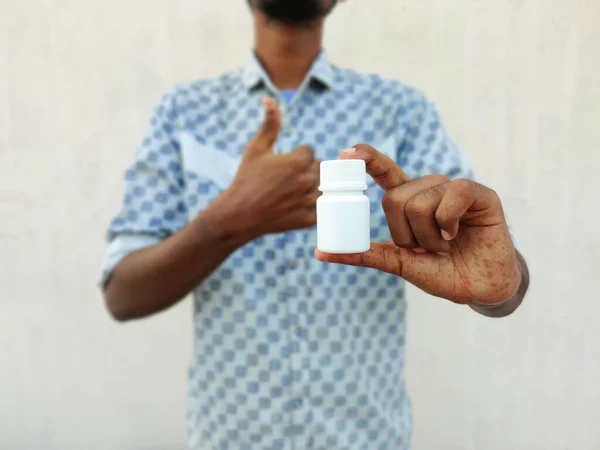 Joven Hombre Guapo Sosteniendo Frasco Píldoras Medicina Sobre Fondo Blanco —  Fotos de Stock