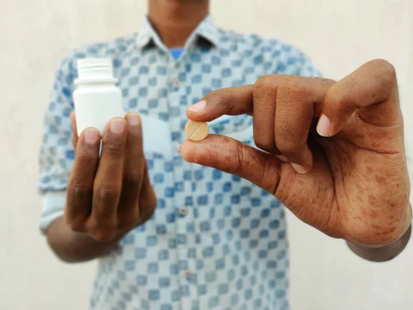 白い背景に丸薬と白い瓶を持っている男 コロナウイルスの概念 — ストック写真