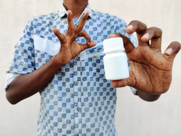 Joven Hombre Guapo Sosteniendo Frasco Píldoras Medicina Sobre Fondo Blanco —  Fotos de Stock