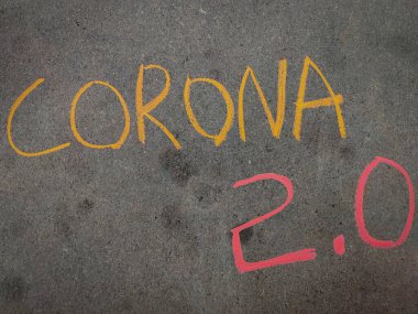 Gri tahtadaki yazı metni, Corona 2.0 Renkli tebeşir parçaları kullanılıyor.