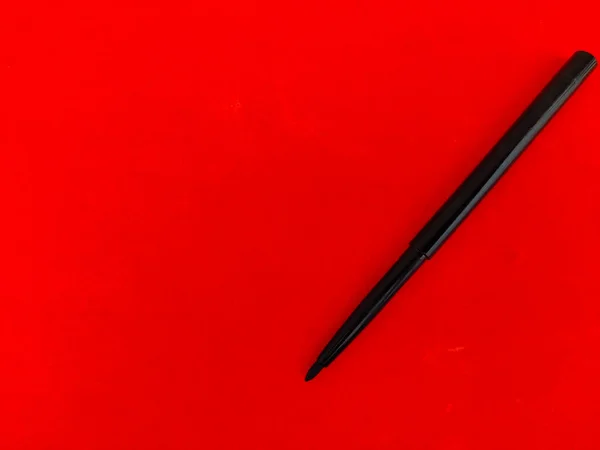 Kopierraum Von Kajal Bleistift Isoliert Auf Rotem Hintergrund — Stockfoto