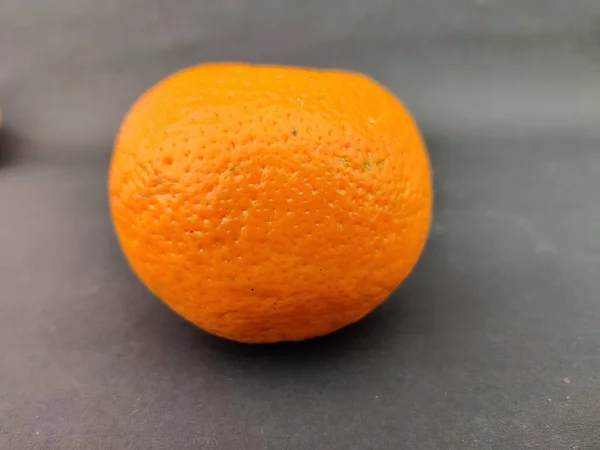 Primer Plano Una Fruta Naranja Sana Aislada Sobre Fondo Negro — Foto de Stock