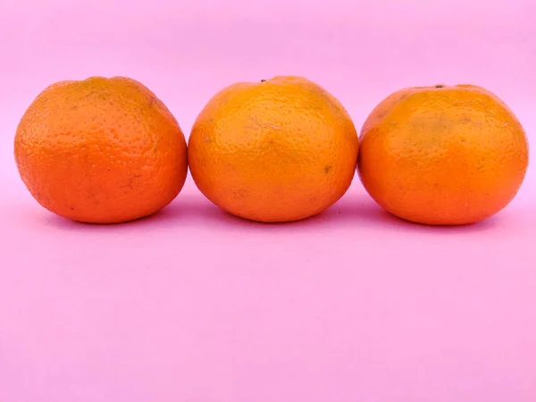 Três Números Frutas Laranja Saudáveis Isoladas Fundo Rosa — Fotografia de Stock