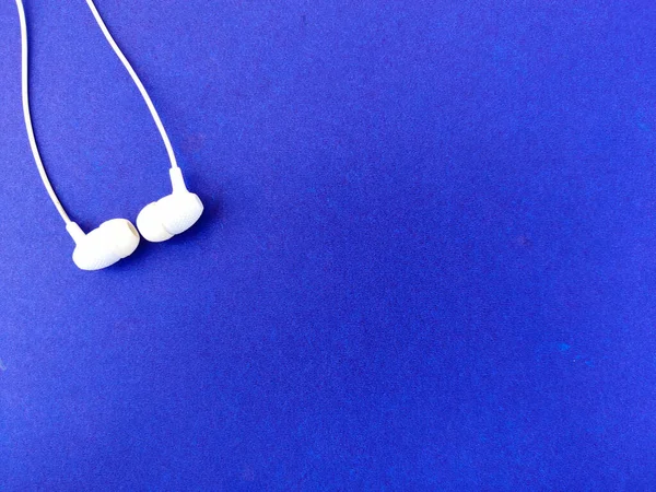 Kopierraum Trendiger Weißer Ohrhörer Isoliert Auf Blauem Hintergrund — Stockfoto