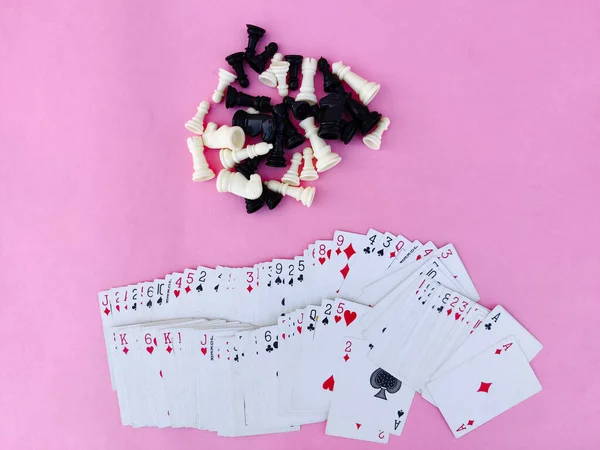 Bovenaanzicht Dek Van Speelkaarten Schaakstukken Geïsoleerd Roze Achtergrond — Stockfoto