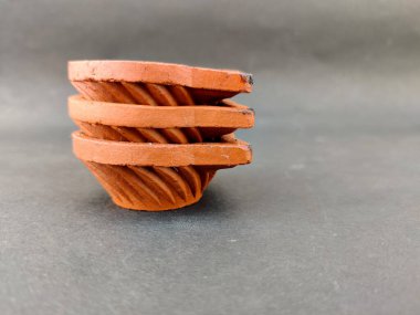 Bir yığın kil lamba, diya ya da gaz lambası. Hint tipi. Siyah arkaplanda izole edilmiş.