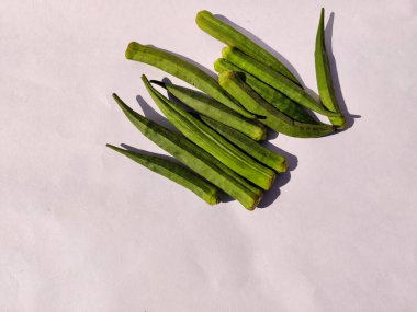 Beyaz arkaplanda izole edilmiş pekçok okra veya bayanın parmaklarını kopyala