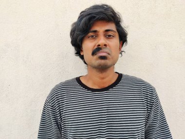 Yarı tıraşlı bıyıklı, Güney Hintli bir adam endişeli görünüyor. Beyaz arkaplan